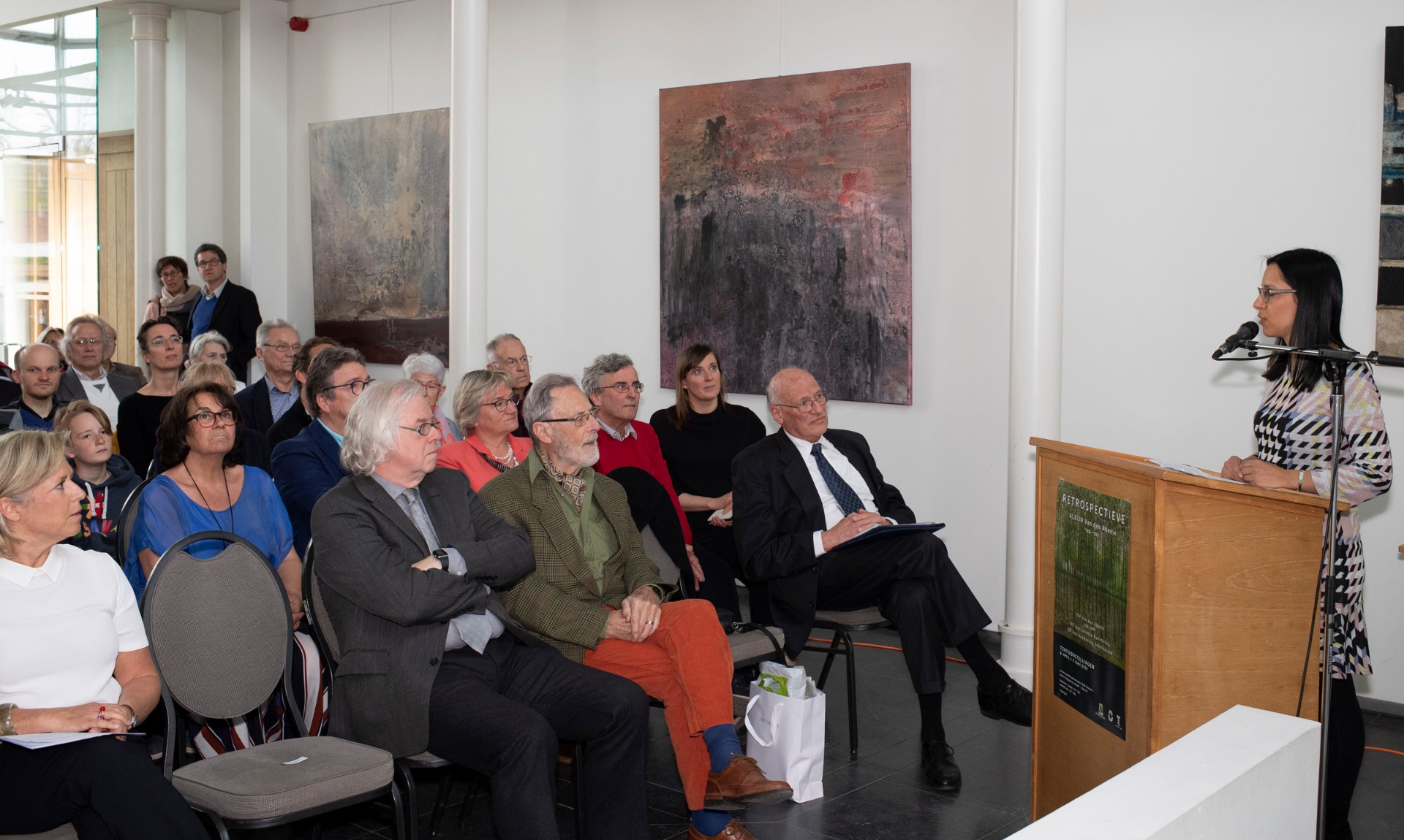 Sophie Desmet, cultuurfunctionaris licht de tentoonstelling toe (foto: Argus Photography)